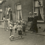 862342 Afbeelding van twee leden van het Utrechtse straatorkest 'De Veermannen', tijdens een straatfeest op een ...